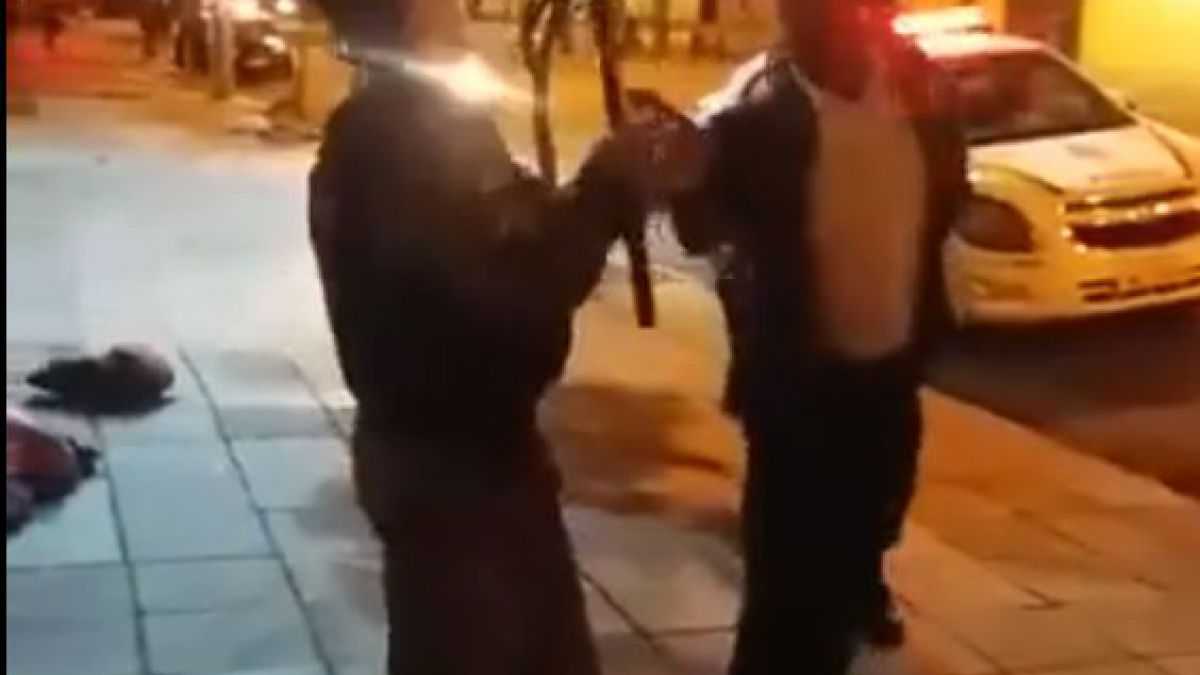 altText(Video no apto para sensibles: policías de Brasil golpean de forma salvaje a manifestantes pacíficos)}