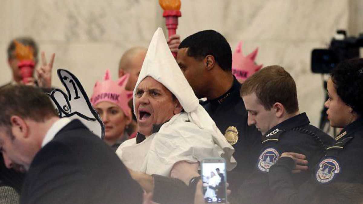 altText(Manifestantes disfrazados del Ku Klux Klan interrumpen la audiencia de confirmación del gabinete de Trump)}