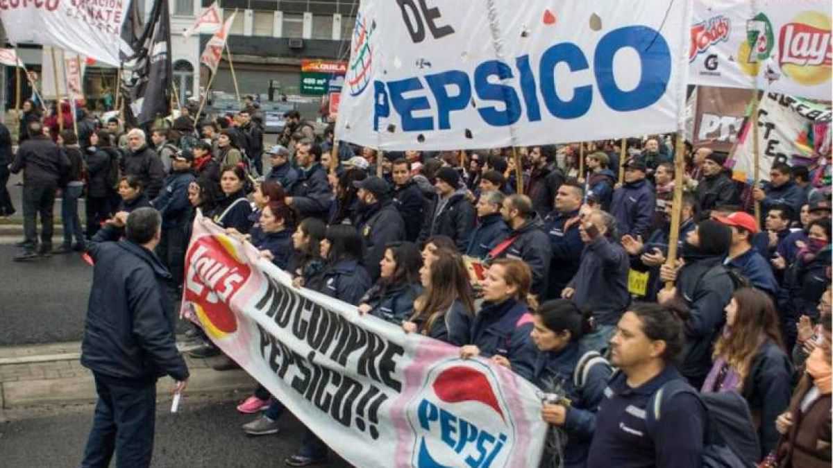 altText(Los trabajadores de Pepsico se movilizaron contra los despidos)}