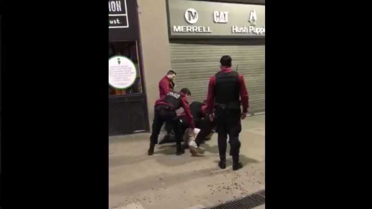 altText(¿Volvió la UCEP?: cuatro policías golpearon brutalmente a un indigente)}