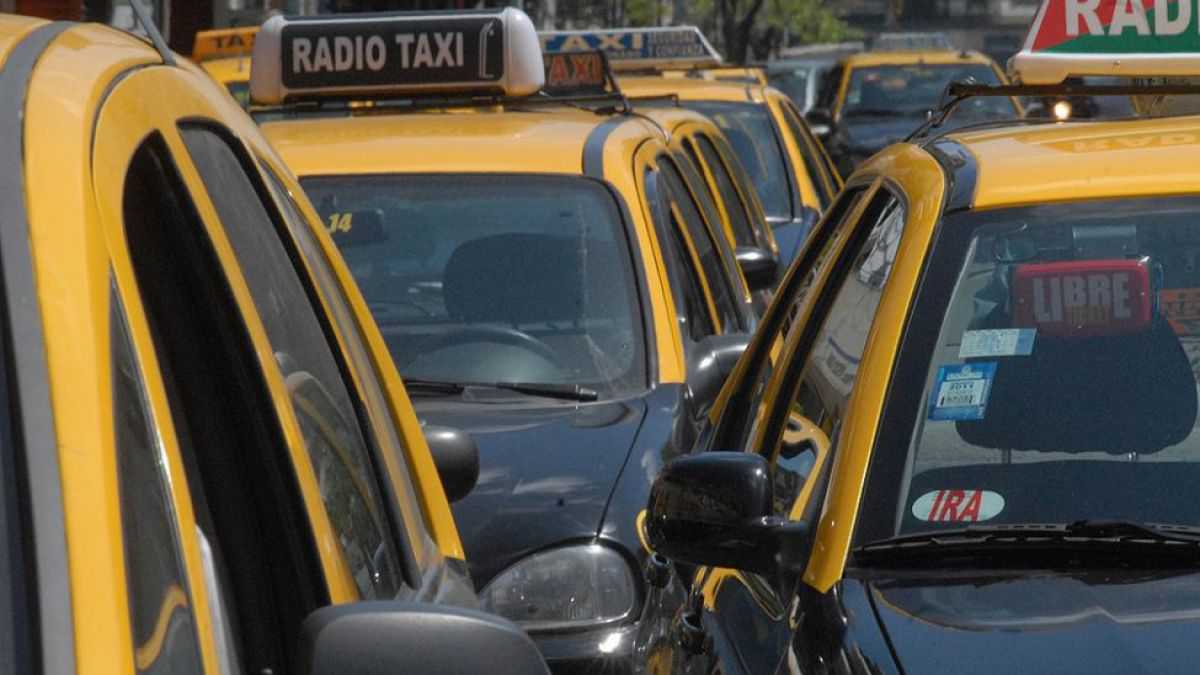 altText(Los taxistas cortaron todo el centro por su pelea con Uber)}
