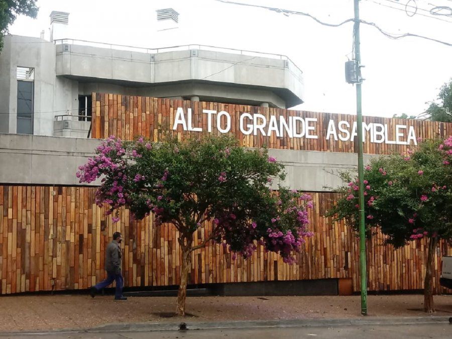  <p>El frente del edificio de 20 pisos en una manzana de casas bajas.</p> 