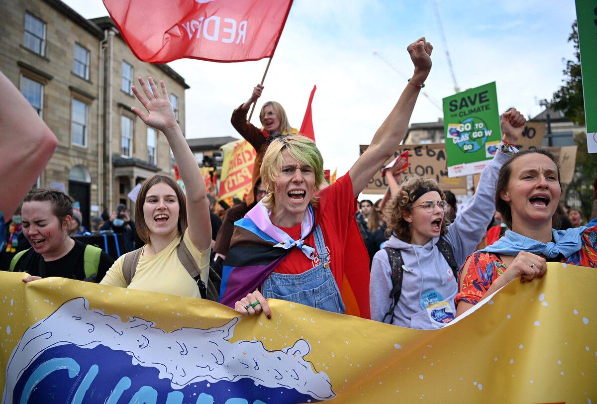 <p>Miles de activistas por el clima protestan en las calles de Glasgow, Escocia.</p> (Télam )