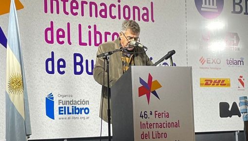 altText(Incendiario discurso de Guillermo Saccomanno en la Feria del Libro)}