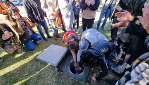 Entierran una cápsula del tiempo con testimonios de la comunidad trans