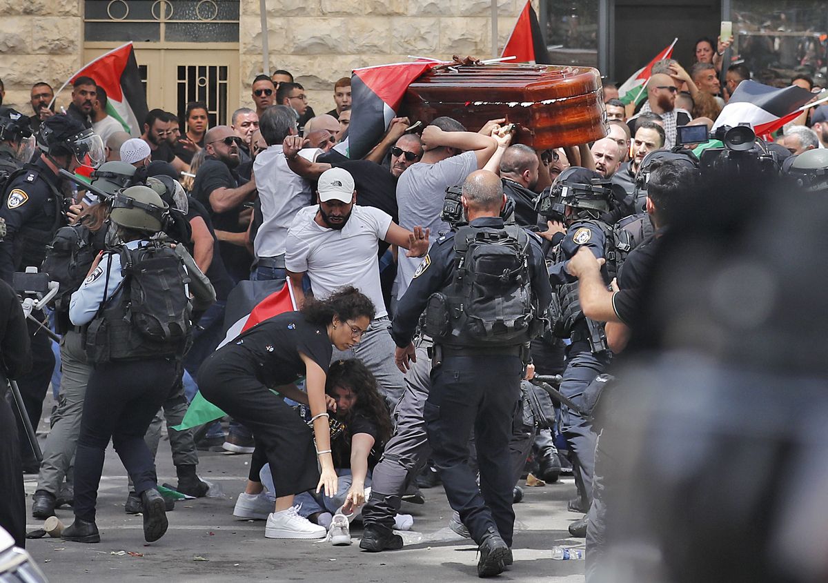 Represión durante el funeral de Shireen, periodista palestina asesinada por las fuerzas israelíes.