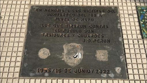 altText(Vandalizaron placas que homenajean a víctimas del bombardeo a la Plaza de Mayo de 1955)}