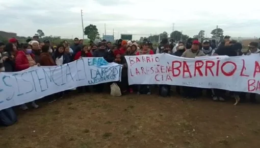 Reprimen a familias que ocuparon un predio en el límite de Merlo y La Matanza