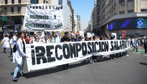 Pluriempleo y desgaste: ¿Por qué lxs residentes piden recomposición salarial?
