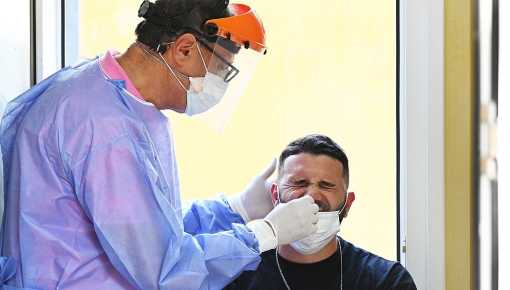 Covid: volvieron a bajar los contagios y las muertes esta semana