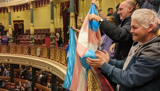 España aprueba la Ley Trans que facilita lo administrativo para les jóvenes