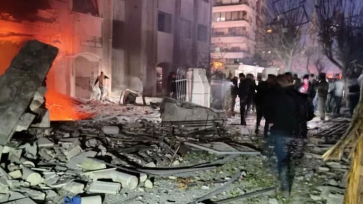 altText(Ni el sismo los detiene: bombardeo israelí deja 15 muertos en Siria)}