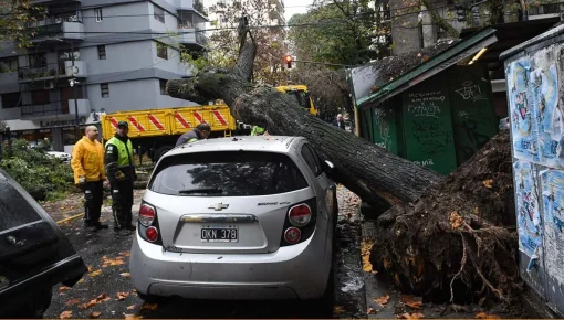 Temporal: récord de lluvias, vuelos afectados y calles inundadas