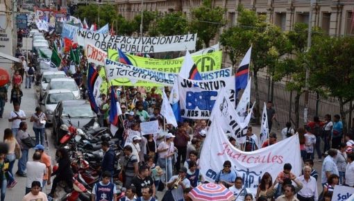 altText(Jujuy: masiva protesta de docentes por salarios dignos)}