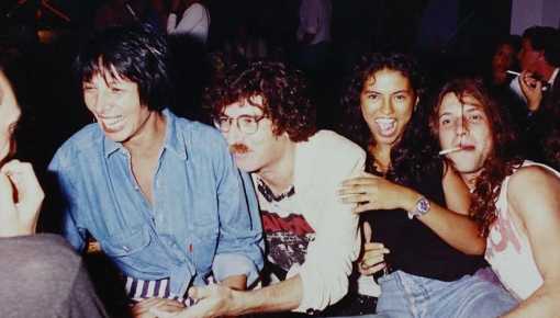 Una muestra revela un archivo de postales de los eventos 
