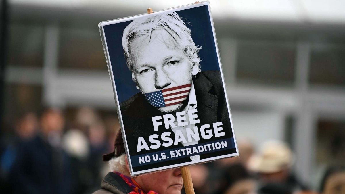 altText(La esposa de Julian Assange le pidió a Biden que interceda por su marido)}