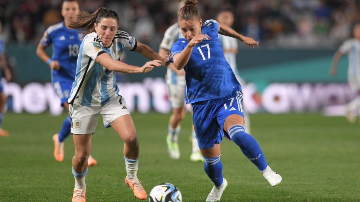 El seleccionado italiano y argentino se enfrentaron a las 3 am de este lunes. La jugadora argentina que aparece es Romina N�nez.
Foto: T�lam / Alvarez Julian.