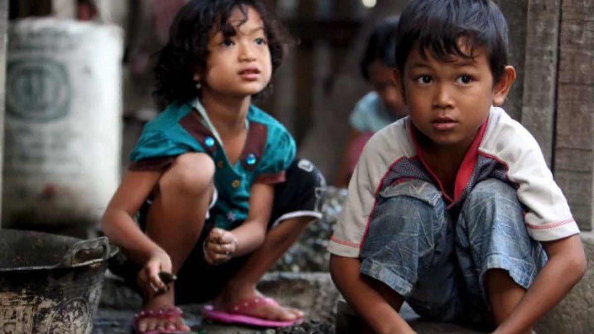 altText(Más de 300 millones de niños y niñas viven en la extrema pobreza)}