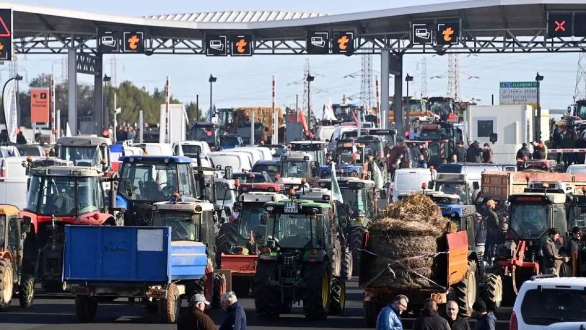 altText(Agricultores bloquean con tractores las autopistas de París)}
