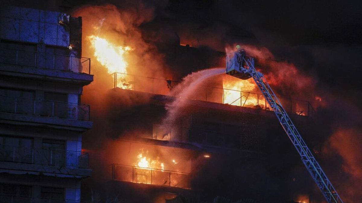 altText(Fatal incendio en un edificio de España: 5 muertos y 15 desaparecidos)}