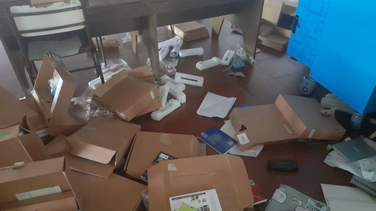 altText(Dos escuelas públicas de CABA fueron saqueadas: faltan más de 300 notebooks)}