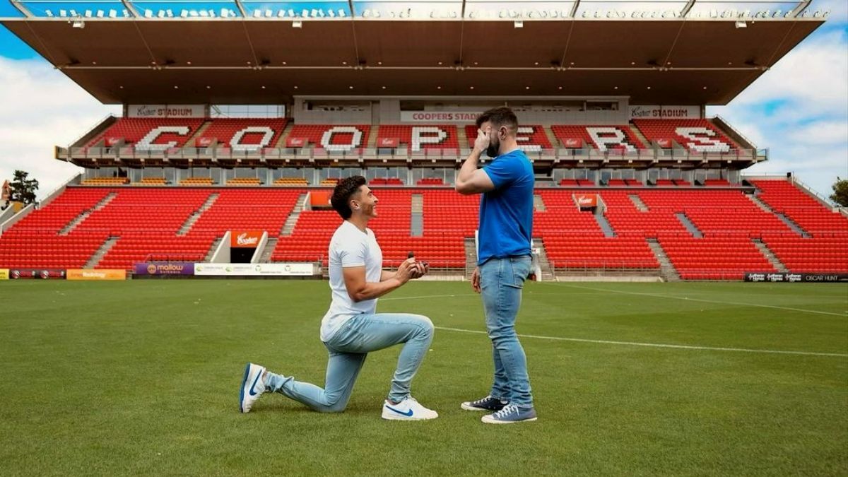 altText(Futbolista australiano abiertamente gay pidió casamiento a su pareja en el estadio)}