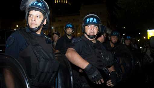 De madrugada y a los gritos, la Policía allanó las casas de dirigentes sociales