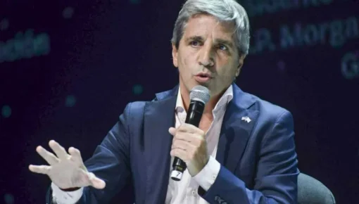 Caputo pide vender dólares para pagar impuestos pero tiene sus ahorros en dólares en EE.UU