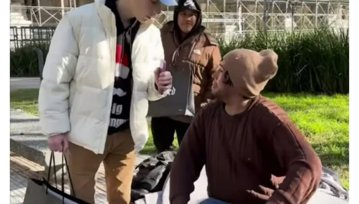 Una marca de ropa usa a personas en situación de calle para promocionarse
