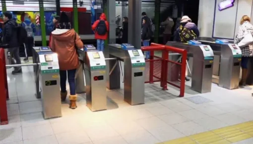 Liberan molinetes en apoyo a la marcha universitaria y en repudio a los aumentos del subte