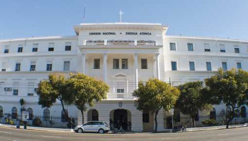 Denuncian desvío de fondos millonarios y robo de sueldos en la Comisión Nacional de Energía Atómica
