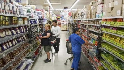 La inflación de alimentos continúa en alza y presiona al índice general