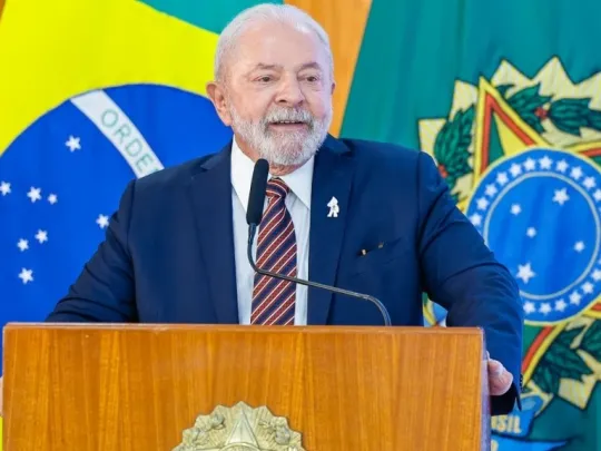 Lula y Flávio Bolsonaro salen a la cancha: así arrancan sus campañas en Brasil