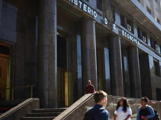 La actividad económica cayó 2,6% en febrero, el peor registro desde 2023