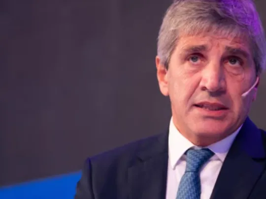 Tensión económica tras el anuncio de Caputo: flexibilizó los préstamos en dólares para empresas