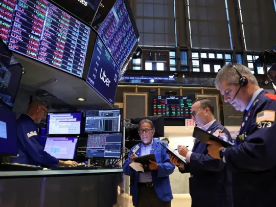 Feriado con presión financiera: caen los bonos y el riesgo país vuelve a dispararse