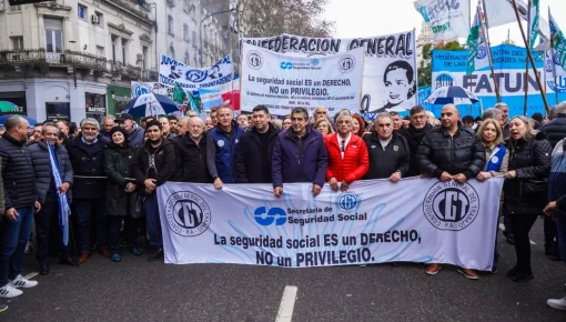 La CGT y las dos CTA marcharon junto a los jubilados con críticas al gobierno