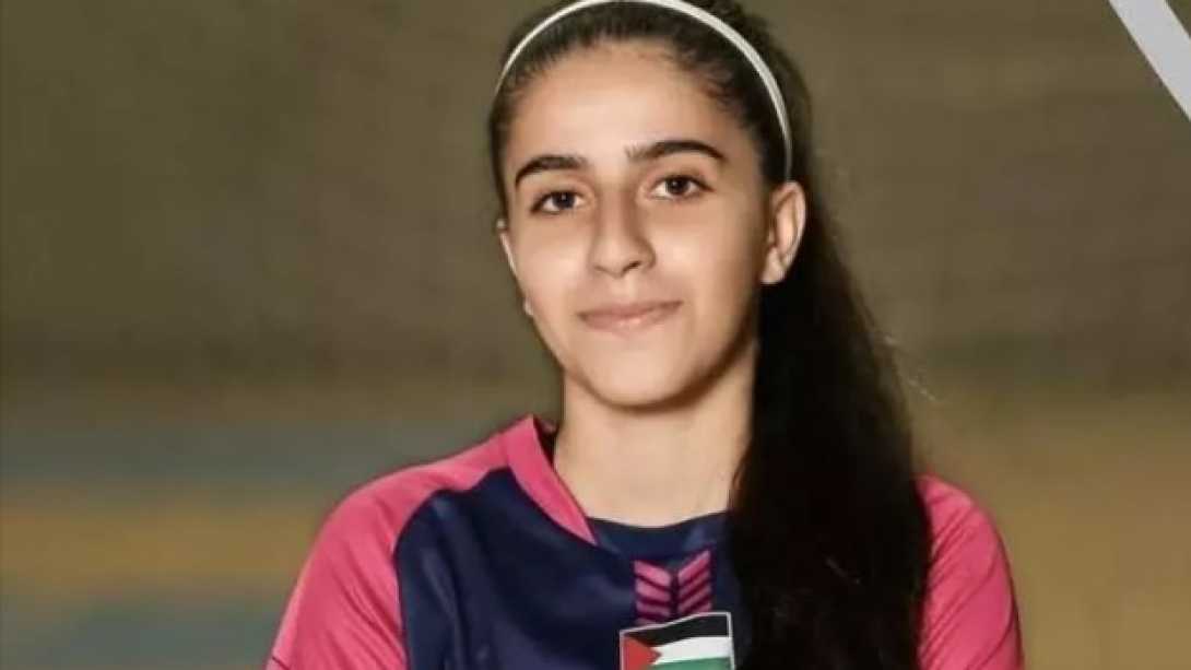Denuncian que una joven estrella de fútbol de Palestina seguirá presa en Israel sin acusación formal