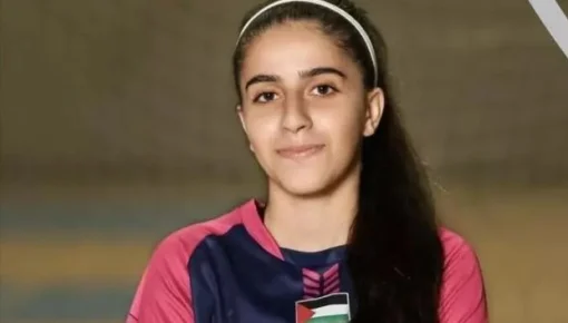 Denuncian que una joven estrella de fútbol de Palestina seguirá presa en Israel sin acusación formal