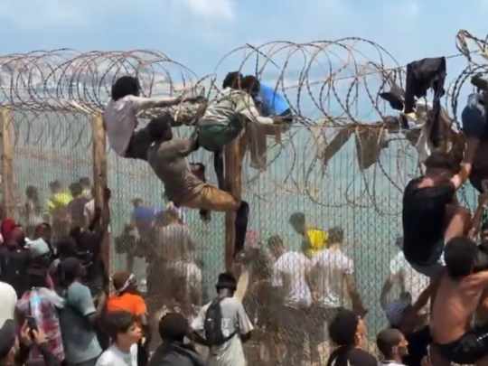 España moviliza al Ejército tras el ingreso masivo de migrantes desde Marruecos a Ceuta