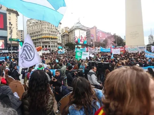 Científicos, técnicos y docentes reclamaron en el Obelisco