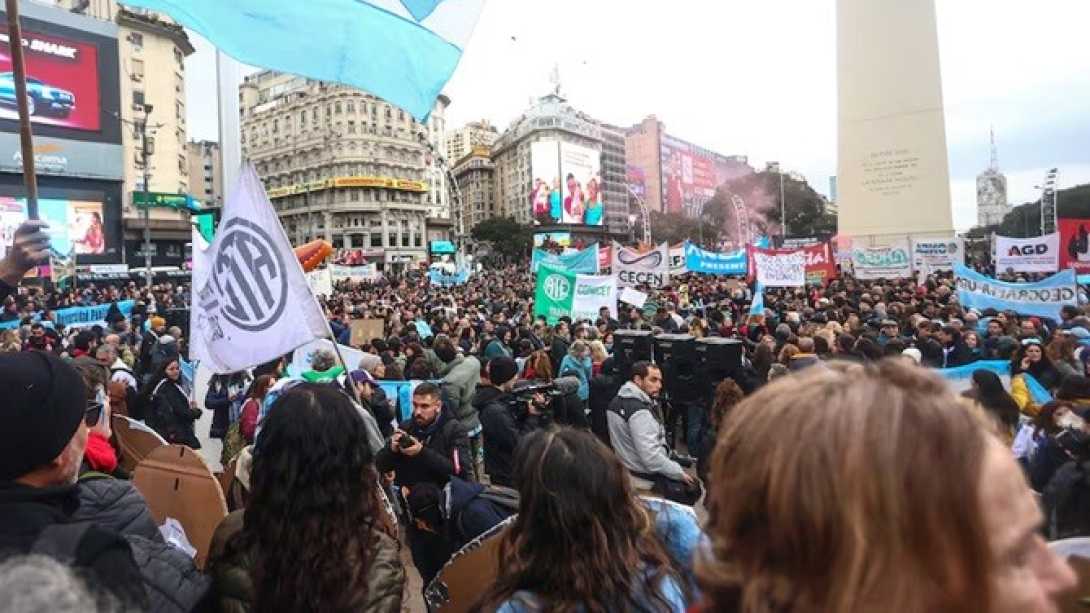 Científicos, técnicos y docentes reclamaron en el Obelisco