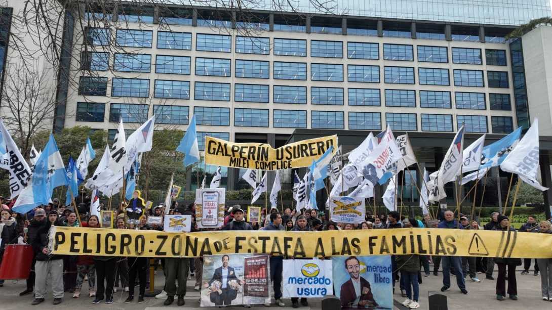 Organizaron una protesta contra Mercado Libre por las altas tasas